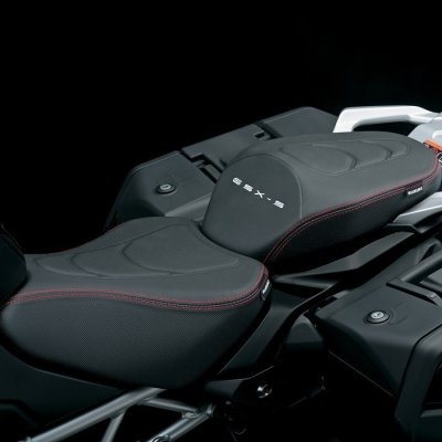 GSX-S1000GX プレミアムシート GSX-S1000GT使用可能 Shop Suzuki > Suzuki GSX-S1000GT > Premium Seat GSX-S1000GX 2024-26